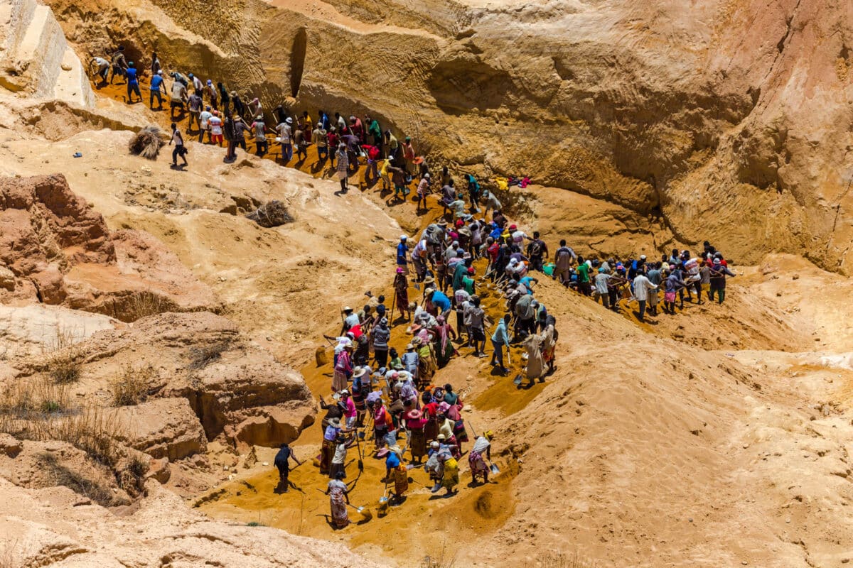 Travailleurs sous la chaleur de Madagascar © Yann Arthus-Bertrand