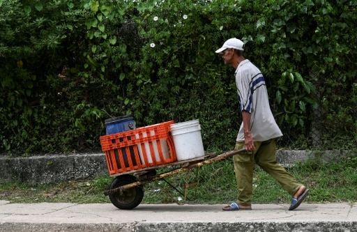 Cuba un homme transporte de l'eau