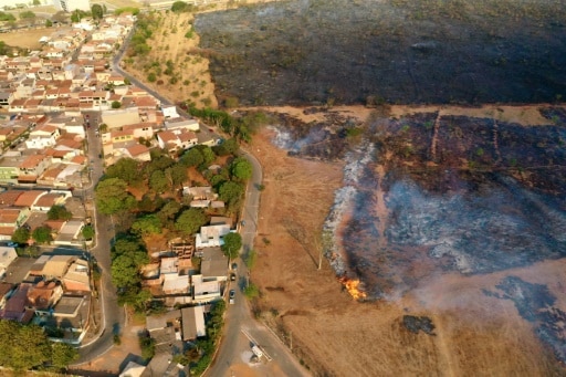 Vue aérienne d'un feu de forêt au Brésil