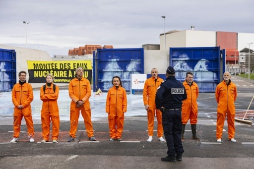 Militants de Greenpeace interpellés à la centrale nucléaire de Gravelines où ils ont mené une action pour interpeller sur le risque de submersion