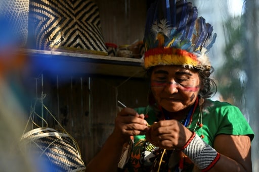 Une femme indigène coud une mochila en Colombie