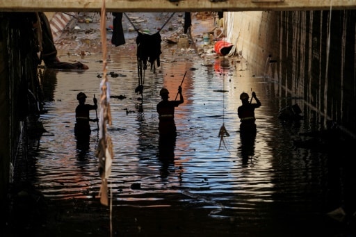 Des pompiers cherchent les corps des victimes en Espagne après les inondations