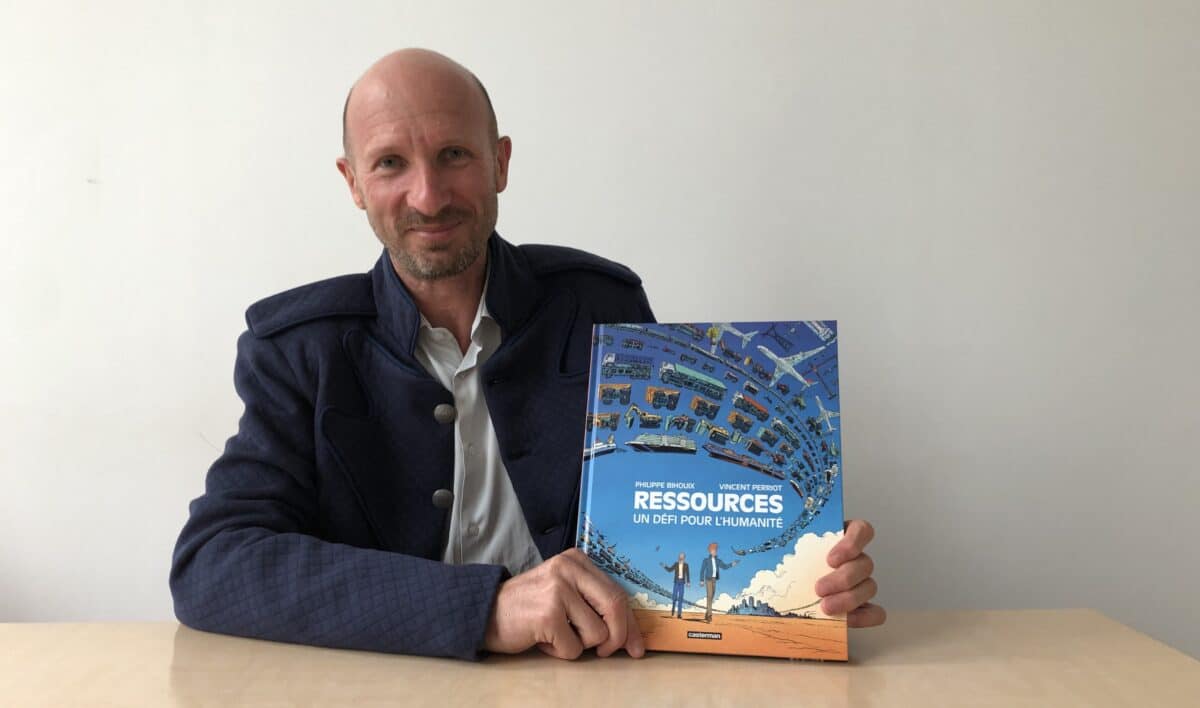 Philippe Bihouix pose avec sa BD, "Ressources", avec Vincent Perriot et publiée chez Casterman