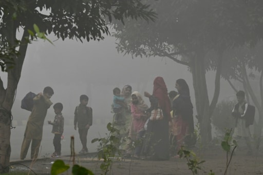 Enfants dans le smog de pollution à Lahore, Pakistan