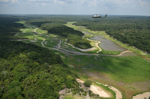 Biden survole la forêt Amazonienne, considérée comme un puits de carbone, pris en compte dans les objectifs climatiques des pays