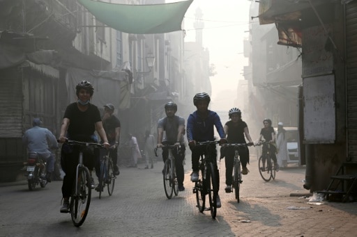 Des cyclistes participent à une opération anti-pollution à Lahore, Pakistan