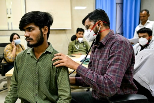 Un patient victime de la pollution pris en charge à New Delhi