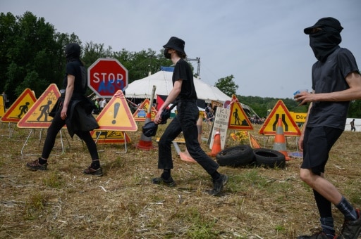 manifestants autoroute A69