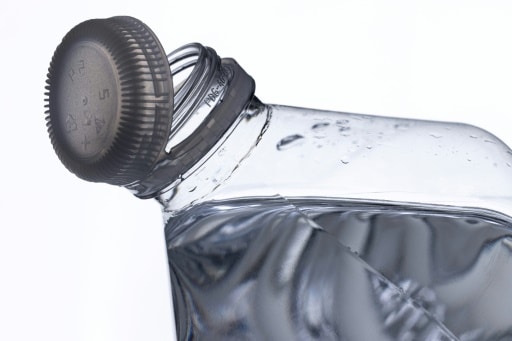 microplastiques eau en bouteille